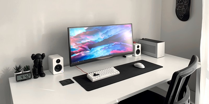 minimalist gaming setup: clean and sleek desk design