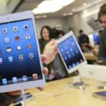 people try out the new iPad minis 