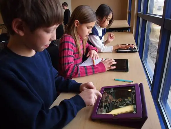 students using ipads