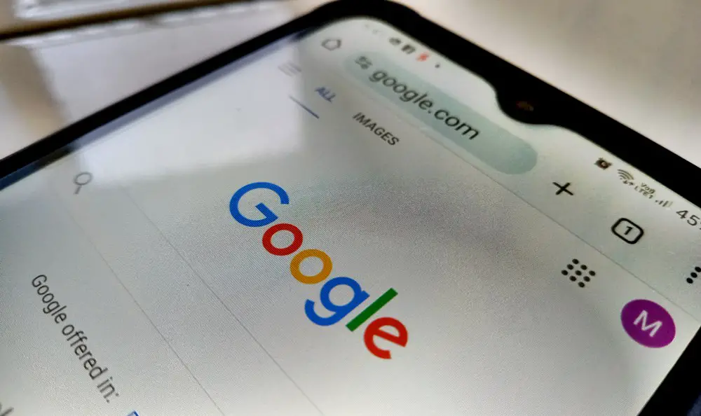 Exploring Search Engine Alternatives: Breaking Free from Google - This photo shows a smartphone screen featuring Google search engine.