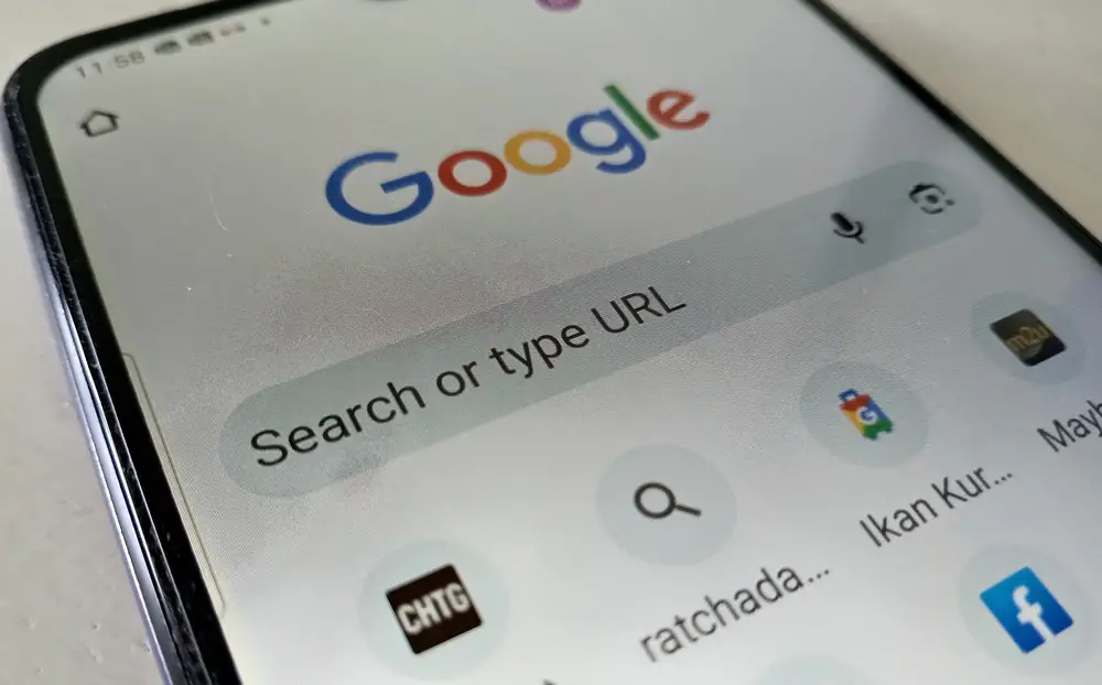 How to Change the Default Search Engine on Android and iOS: This photo shows a smartphone screen displaying the Google logo and a search bar.