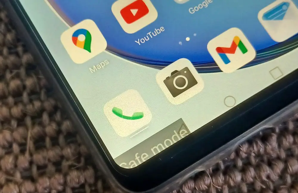 How to Enable or Disable Safe Mode on Your Android Phone: This photo shows an Android phone in Safe Mode, with the 'Safe Mode' watermark displayed in the bottom-left of its screen.